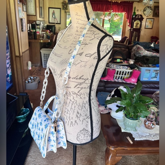 HOUSE OF WANT WE ARE CHIC VEGAN LEATHER TOP HANDLE CROSSBODY IN BLUE FLORAL. - Picture 12 of 17